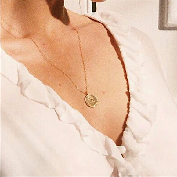 ❣️Last one❣️18k Gold Rose Medallion Necklace - Picture 4 of 5